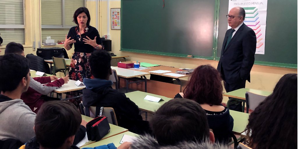 EdufinAEB's tweet photo. “Gestionar bien tu dinero te da poder de elección, hay que saber gastarlo con cuidado”, dice nuestra responsable de RSC @MorillaBeatriz en la primera clase del programa de #EducacionFinanciera #YoSoyTusFi en el @iessimancas https://t.co/0e6liXjxN2