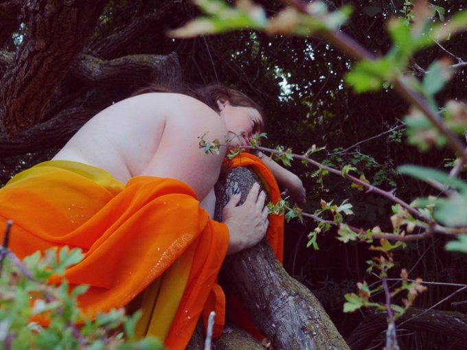 It's been quite the day. Hugging a tree always helps https://t.co/4UH604hFFA<a href="/tag/farmlife"class="tags"><span>#farmlife</span></a>