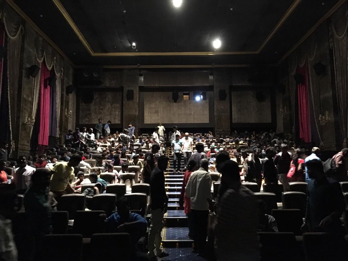 WhistleAdi's tweet photo. #ToLet: Students of SRM college occupy an entire screen in Palazzo Chennai!
#PeopleChoiceTolet
#ToletHousefull

@toletthefilm @Rchezhi @AadhiraOfficial @kqrvannan @SpMani2202  @sheelaActress @johnmediamanagr 
@DrugstoreParis https://t.co/tMrHYlhSZH