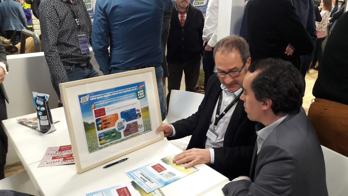 BleuBlancCoeur's tweet photo. [✍][#SIA2019] Signature d'une charte d'engagement entre #Restoria et #BleuBlancCoeur avec Pomona @PassionFroid1 et @edde_lait ! 
🤲 Et remise de compteur #EcoNutrition par Jean-Pierre Pasquet (@BleuBlancCoeur) à @EmmanuelSaulou, co-dirigeant de Restoria ! #BBCauSIA #RHD https://t.co/djXh3wh3Ji