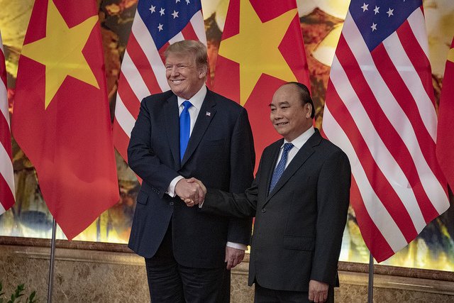SecPompeo's tweet photo. Productive working lunch with President @realDonaldTrump and Vietnam PM Phuc. Discussed our Comprehensive Partnership, ensuring peace &amp; security in the Indo-Pacific, and promoting fair &amp; reciprocal trade. Look forward to celebrating the 25th anniversary of bilateral ties in 2020. https://t.co/kt1Q4imbTw