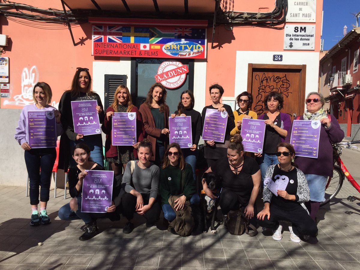 movfemmallorca's tweet image. Comença la roda de premsa per donar info sobre el #8M i la setmana feministad’activitats #CapALaVagaFeminista xq tenim #1000motius #VagadeCures #VagadeConsum #VagaLaboral #VagaEstudiantil Som la meitat. Sense les dones, s’atura el món
