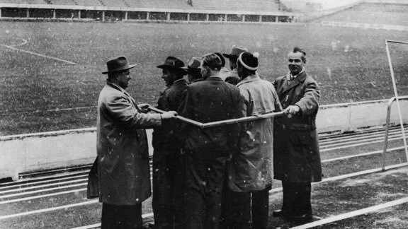 LuisFando's tweet photo. Así se calculaba en los años cincuenta la capacidad que podían albergar las gradas de pie en Inglaterra. Simple pero efectivo. https://t.co/5hlXDT2bX9