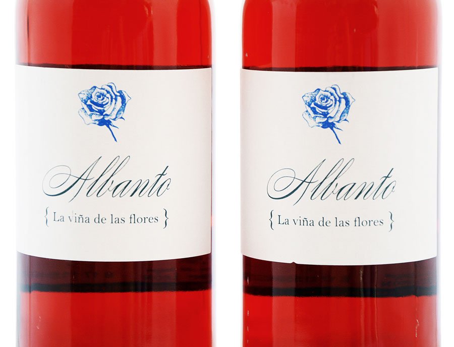 AlbantoVinos's tweet photo. En Albanto elaboramos nuestro vino rosado fermentando el mosto con racimos enteros y sin despalillar para llevar a cabo el madreado. 
#vino #wine #winelover https://t.co/uMcx5AxDUE