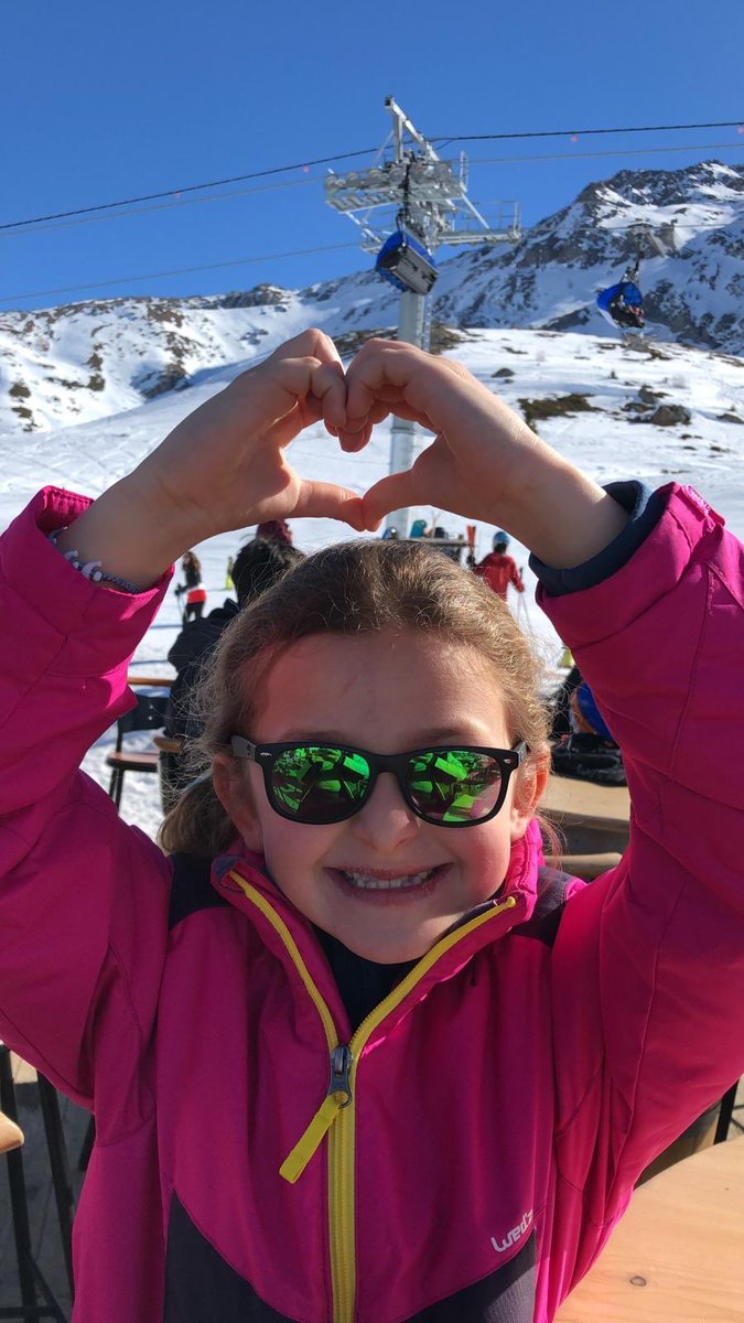 CVmware's tweet photo. Même en vacances les collaborateurs @VMware_Fr pensent à @LaCourseduCoeur et sensibilisent les plus jeunes ! En direct des #Arcs2000 ! Merci @nicolasviallet https://t.co/hlXvyGMRs8