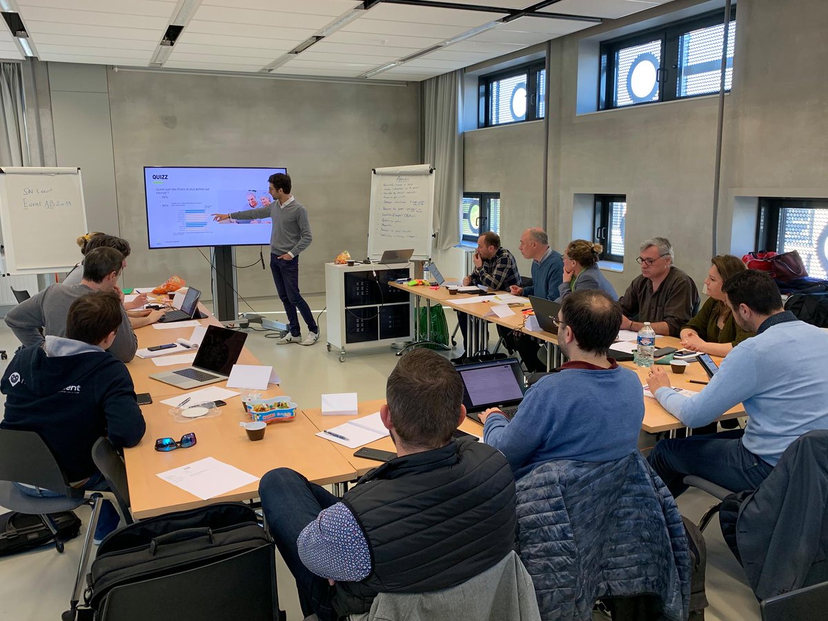 serrenumerique's tweet photo. En direct de la formation #UPGRADE avec notre intervenant Raphäel Robil à la Serre Numérique  ! 
🚀Aujourd’hui nos accélérés travaillent sur les enjeux du #Webmarketing dans leur activité : Comment construire une stratégie #marketing sur le #Web cohérente avec la cible ? https://t.co/dtRo6Qb8iw