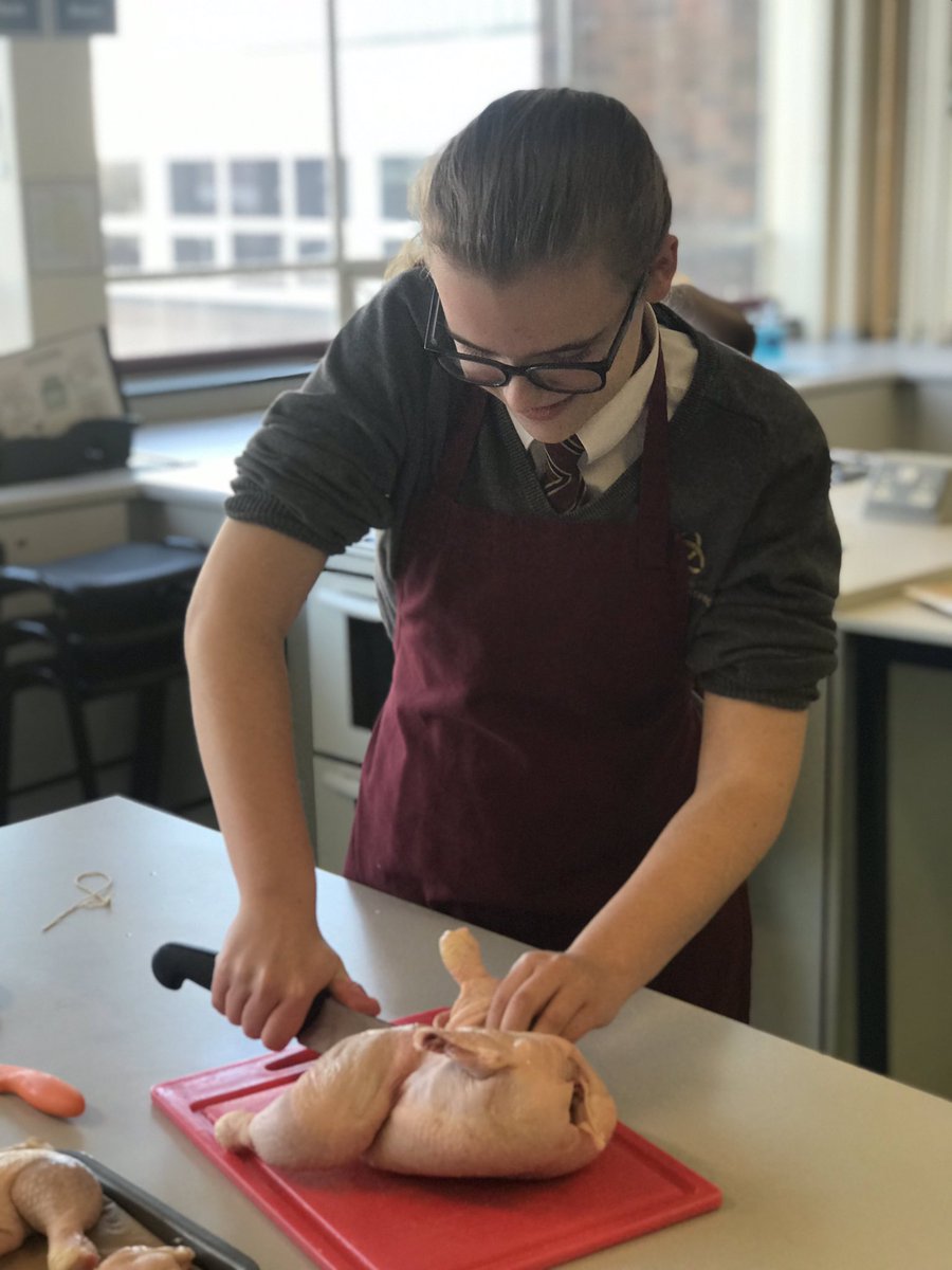 BroadoakStaff's tweet photo. Year 10 Catering have been learning how to portion a whole chicken into wings, legs, thighs and breasts! They’re going to cook with them over the next few weeks! https://t.co/aHtIaUQ272
