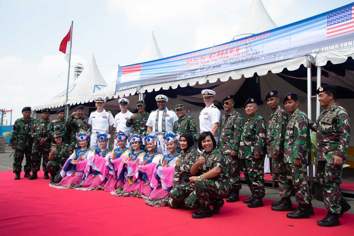 USPacificFleet's tweet photo. #USSChief arrives in #Jakarta for port visit, partnership building with Indonesian Navy counterparts: https://t.co/eatFWsP3A2 @usembassyjkt @US7thFleet https://t.co/uhXVV1zw2f