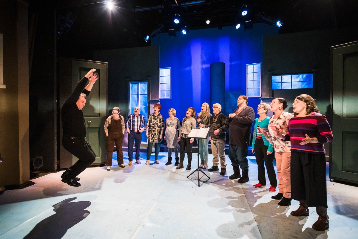 teatterijns's tweet photo. Niin kuin taivaassa on musiikillinen draamakomedia kyläkuorosta. 
Ensi-ilta 3.2.2019 suurella näyttämöllä.
https://t.co/sycq6fDROg https://t.co/pKZVazN91k