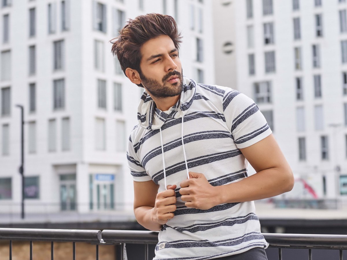 MuftiJeans's tweet photo. Stripe up the hood.🔥 @TheAaryanKartik #KartikxMufti
#SummerWithKartik
#lightnbright
#summer2019
#springsummercollection
#thisjustin https://t.co/MQqQXSvuDF
