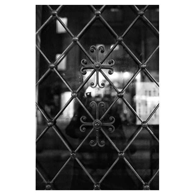 ❥
DOOR
:
:
#door #entrance 
#ironwork #design
#art #architecture 
#lovearchitecture 
#osakaphotography 
#nightsnap #instabnw 
#leicaq ift.tt/2EgbdXm