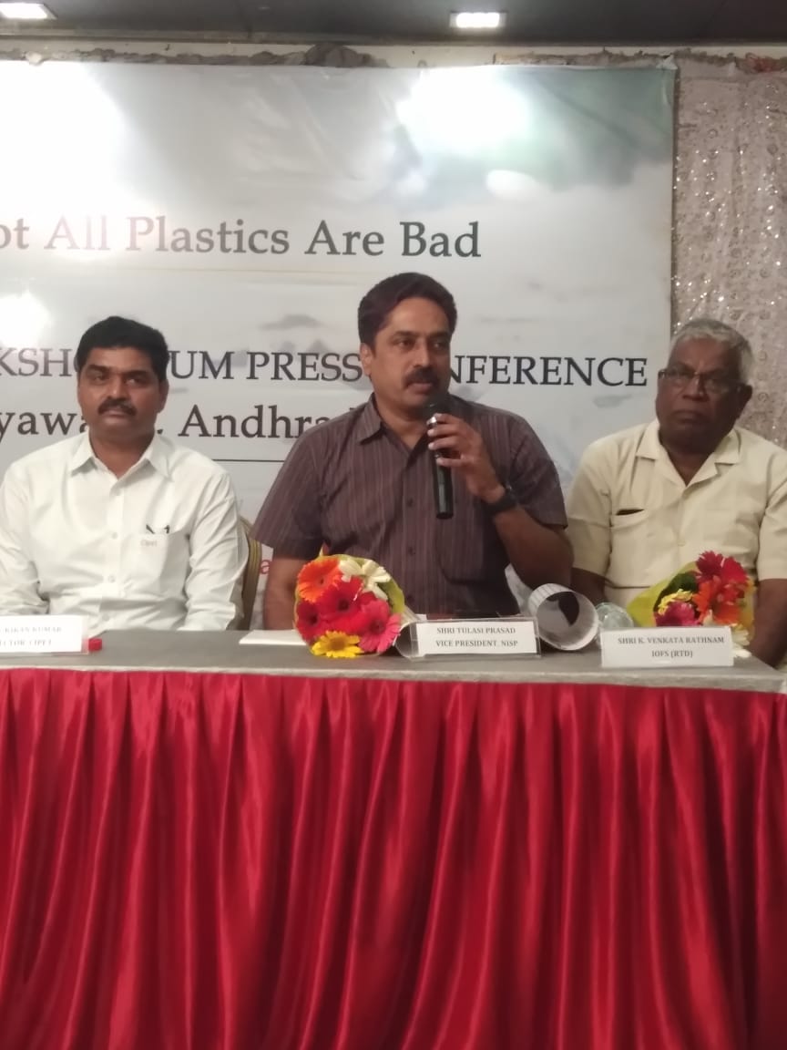 Fijeeha's tweet photo. Shri Tulasi Vishnu Prasad speaking to the media about #TruthofPlastics. Says awareness amongst students on difference between single-use & multi-use plastics would help in turning these students into more responsible citizens of society.
#NotAllPlasticsAreBad #NotAllPlasticSame https://t.co/KvrgcCAxzS