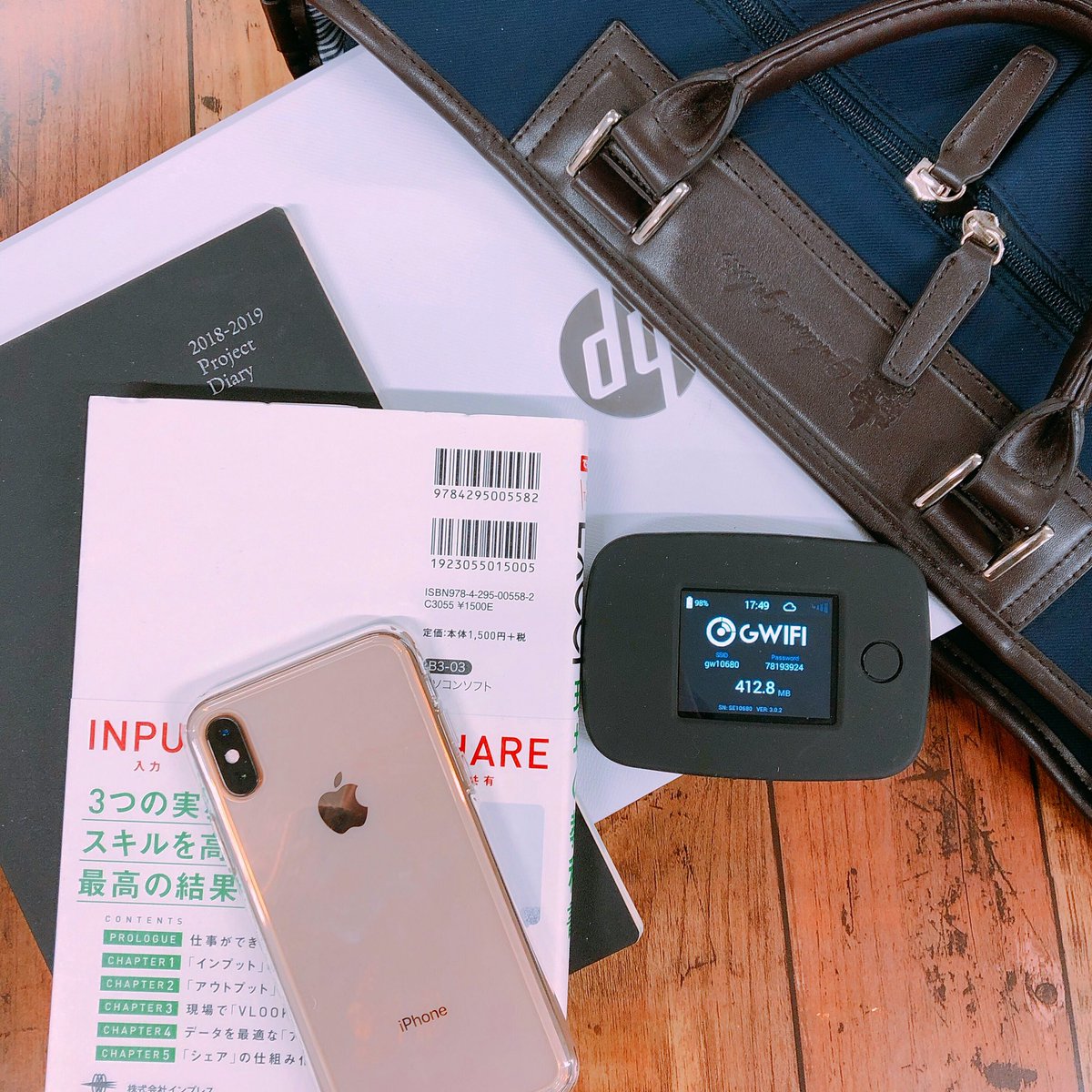 GwifiO's tweet photo. GWIFIスタッフのカバンの中身💼
こちらは営業課長のビジネスバックでございます👨‍💻✨
ノートパソコン＋GWIFIは必須☝️
SoftBank��線の4G LTEが無制限だから、低速の心配一切なしで仕事に取り組めます🥺✨ 

#gwifi #wifi #レンタルwifi #ワイファイ #無制限 #出張 #myfi #マイファイ #日本でも海外でも https://t.co/jG79HCUwXf