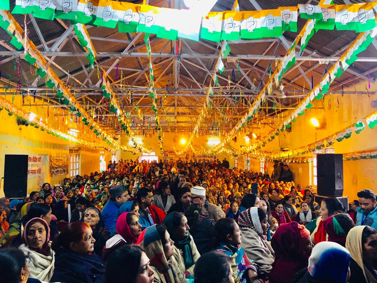 MahilaCongress's tweet photo. राज्य स्तरीय महिला सम्मेलन में महिलाओं की उपस्थिति से हाल खचाखच भरा हुआ है। महिला कांग्रेस अध्यक्ष @sushmitadevmp की अध्यक्षता में 
महिलाओं के जोश से सभा गूँज रही हैं।
#HimachalMahilaCongressSammelan https://t.co/4AvB3l4jdX
