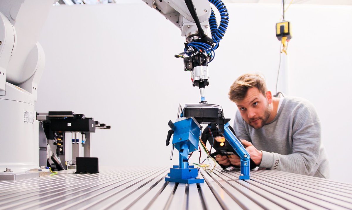 XTRONIC_GmbH's tweet photo. Neues Messlabor mit 6-Achs Knickarm-Roboter. Weitere Infos findest Du hier: https://t.co/cTyW8GS1rq #xtronic #engineering #messlabor #roboter #automotive #böblingen #testsysteme #haptik https://t.co/03nBrohMA4