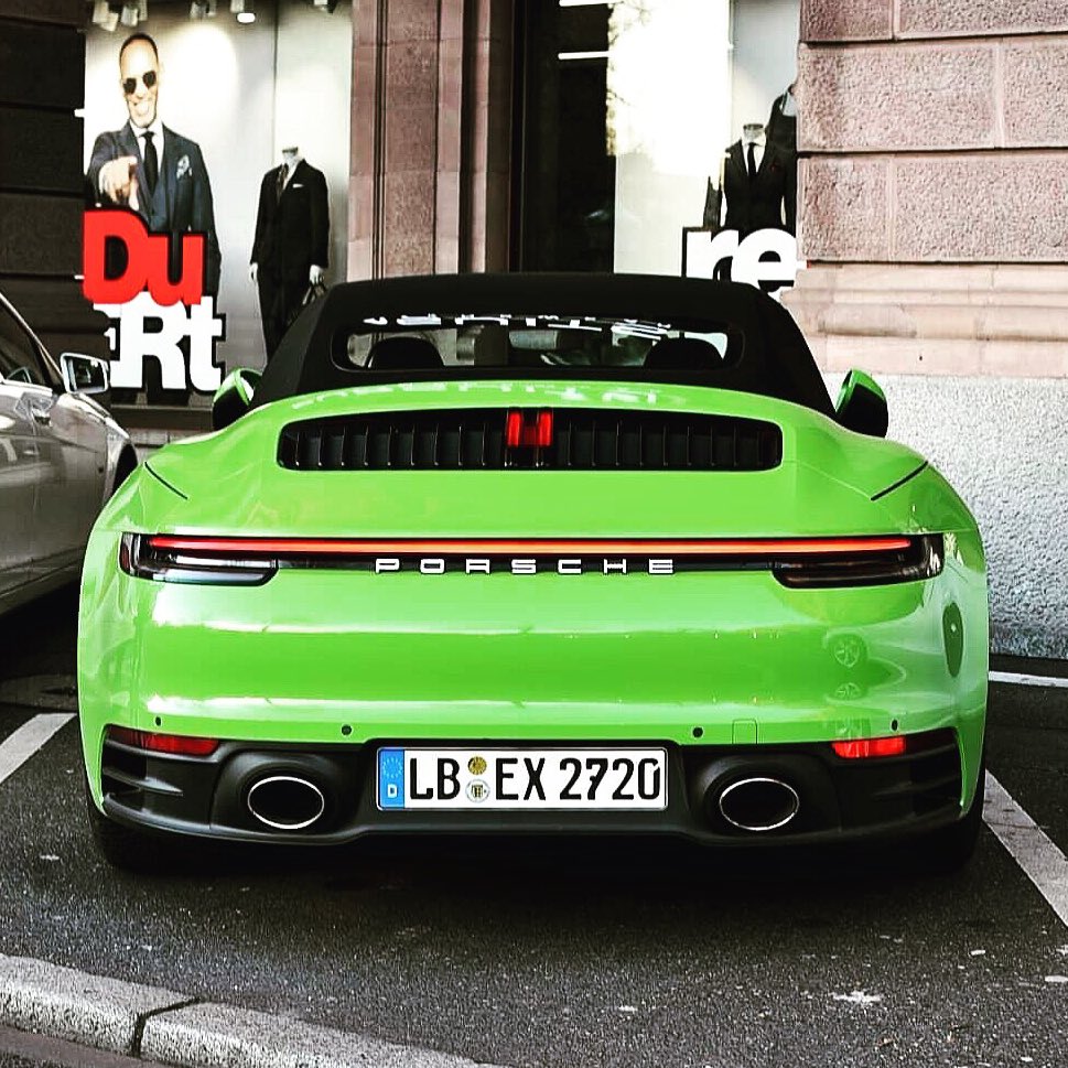 Porsche911UK's tweet image. The #LizardGreen #911Cabriolet spotted out and about 🦎🦎👍🏻👍🏻