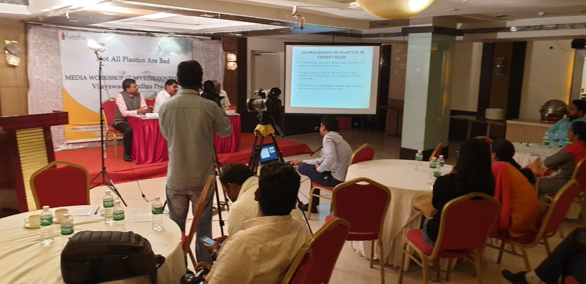 Fijeeha's tweet image. Disposal of plastic waste is a serious #EnvironmentalIssue in #India. However, new technologies have been developed to minimise their adverse effects on the #Environment says our Chief Guest Shri V Kiran Kumar in his presentation at #Vijayawada

#WasteManagement #RecyclePlastic