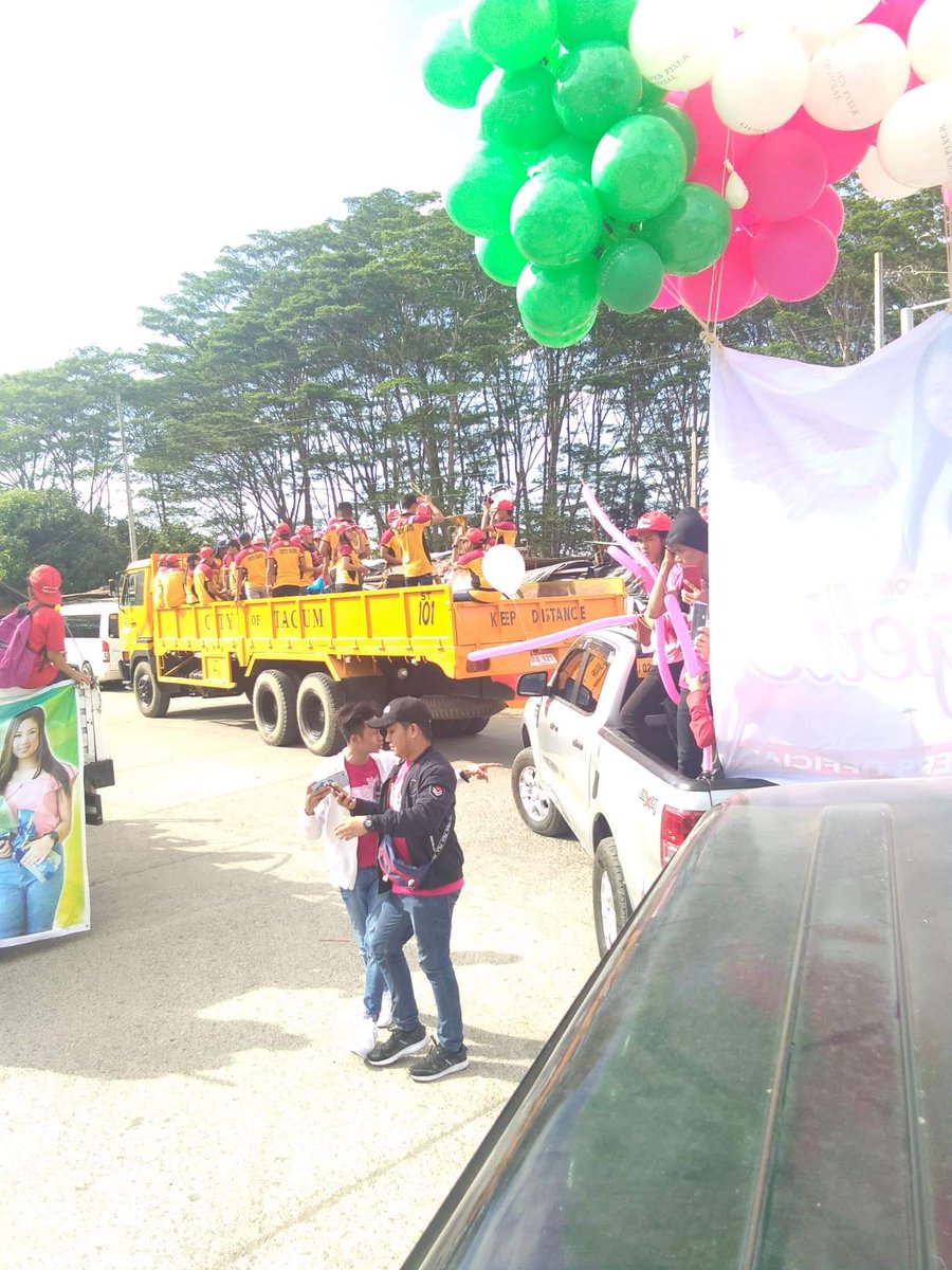soLIEdsOFC's tweet photo. Motorcade at the moment. 

#WelcomeHomeAngelie https://t.co/Taz1ZygVLo