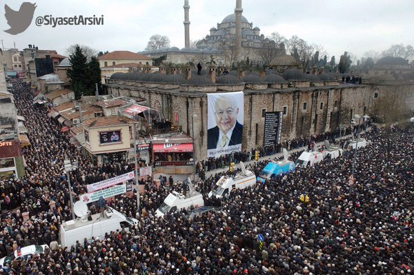 Yıl 2011 aylardan şubat
Fatih camisinde imam,
"Nasıl bilirdiniz"  demişti,
Ve haykırmıştı milyonlar;

"Mücahit Erbakan"
#NecmettinERBAKAN
Rahmet ve minnetle...
#ErbakanHaftası2019