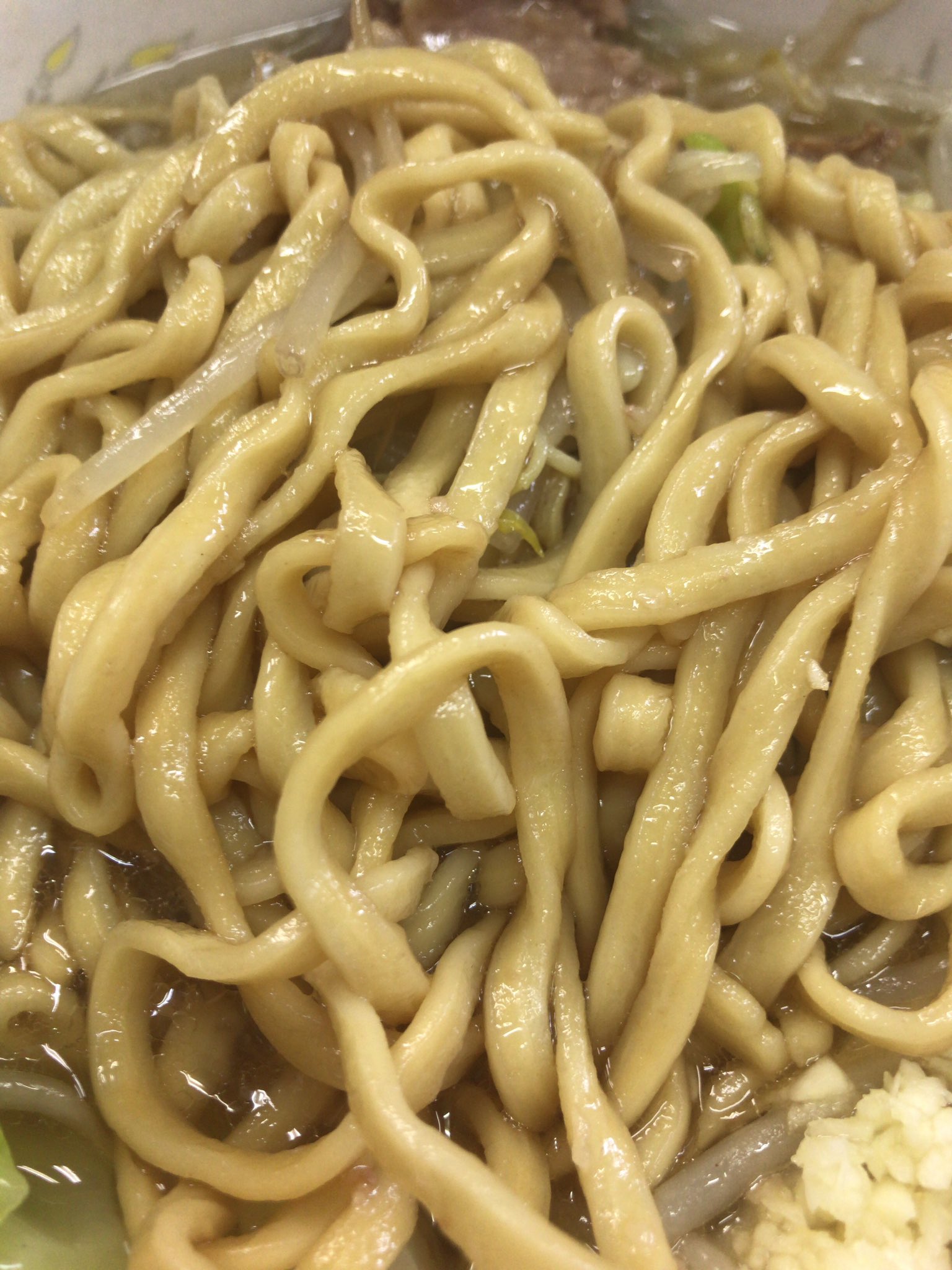女二郎 出社前の朝一でラーメン二郎 三田本店 この日はプリプリした弾力のある麺 味の染みた豚とクタ野菜がよく合う スープは液体油たっぷり カエシがよく効いて目がさめる美味しさだった 二郎後はふつうに出勤キメました T Co Mlkgrddkss