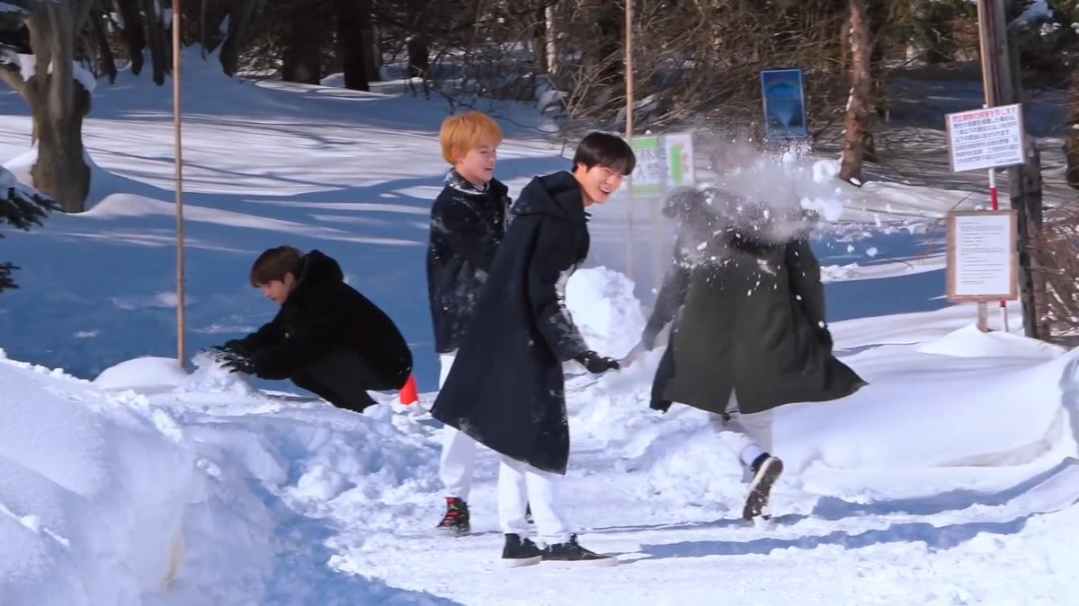 soobperman's tweet photo. เฉินเล่อปาหิมะใส่อินจุนแล้ววิ่งหนี แกดูเจโน่วิ่งตามไปแก้แค้น แกลองมองในมือเค้า.... https://t.co/mFL03b2g89