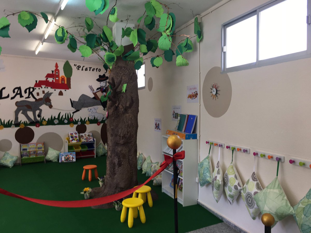 BECREAGR's tweet photo. Buenos días de miércoles previo a #DíadeAndalucía. Lo iniciamos con un regalito: tenemos otra #bibliotecaescolar que mejora y acondiciona su espacio para atraer al alumnado hacia la #lectura y el conocimiento. #CPRFedericoGarcíaLorca #Graena https://t.co/OPmC615i8S