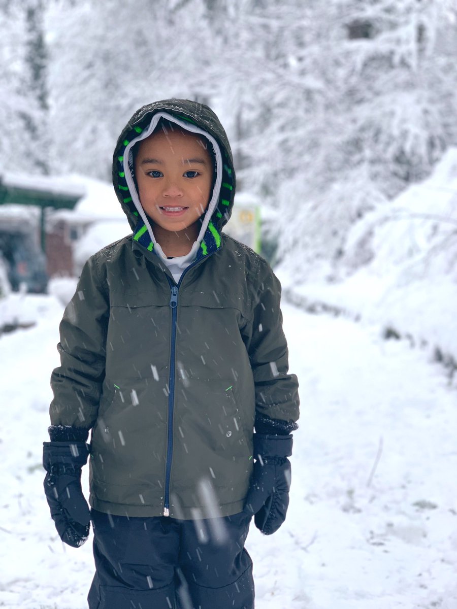 hazzz5's tweet photo. all this snow is so crazy! always love the experience but it’s such a beautiful mess 🥶❄️😭😫 https://t.co/9EPSAklZ2y