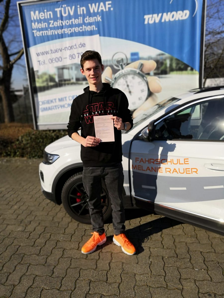 Jonathan ist ganz weit vorne, nicht nur Moped sondern auch Auto gehört ab sofort zu seinem Repertoire, großartig 😊💯