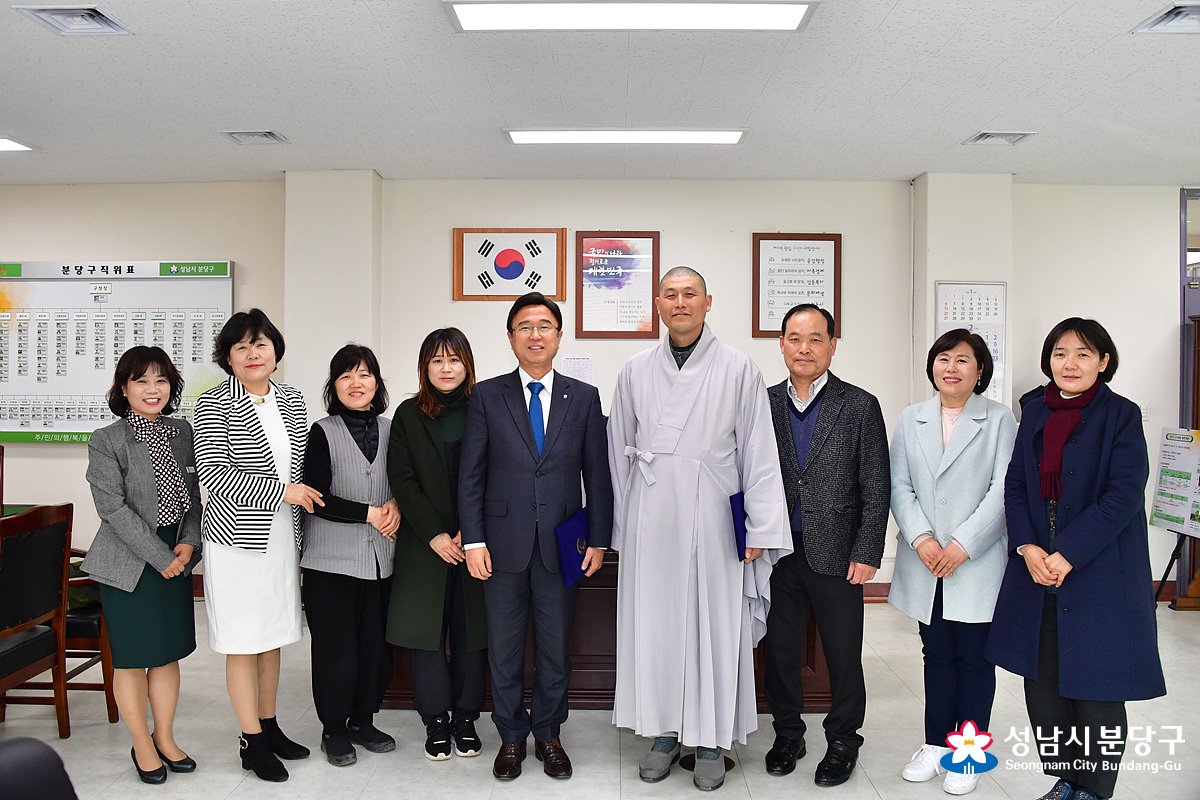 falcontm65's tweet photo. 2019.02.27 분당구청장(박철현)은 구청장장실에서 "분당구 무연고 사망자 장례서비스(추모의식) 지원을 위한 분당구와 원적정사(주지 도봉스님) 업무협약식에 참석했습니다. #성남시 #분당구 #은수미 #박철현 #무연고 #장례서비스 https://t.co/rzESB4Snce