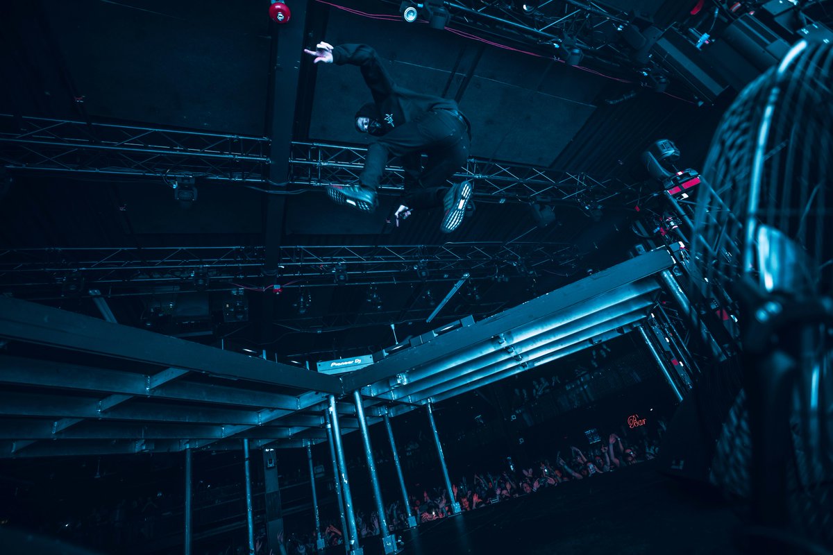 IAmAlanWalker's tweet photo. I canโt believe the #DifferentWorldTour in the US is over! These past few weeks have been so crazy, and I feel blessed to have so many amazing fans all over the country ๐๐ป Thank you to my brother @K391 and @ZAXXOfficial for joining me and making it a memorable tour ๐ฅ https://t.co/BX9xEh0ldP