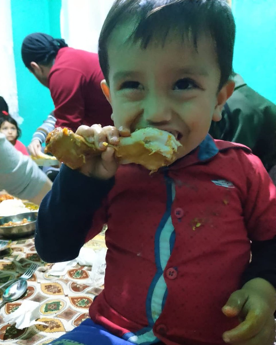 HayPaylasanlar's tweet photo. Dün akşam yemeğimizi paylaştık.
Aldık çorbamızı,pastamızı,pilavımızı ve çaldık kapıları. Hep birden bir sofrada yedik yemeğimizi. Çocukları sormayın onlar çok mutlu oldular https://t.co/vzximNOkHz