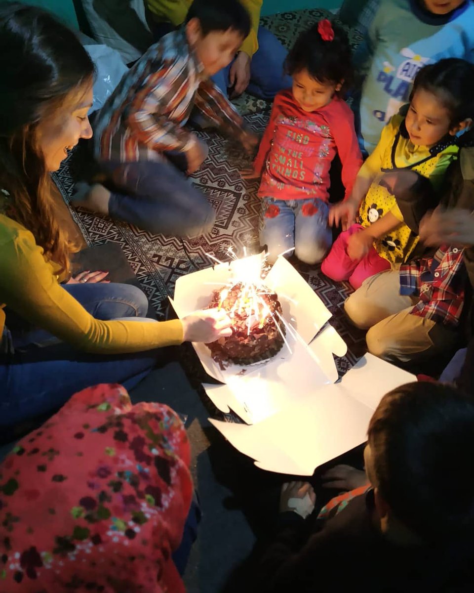 HayPaylasanlar's tweet photo. Dün akşam yemeğimizi paylaştık.
Aldık çorbamızı,pastamızı,pilavımızı ve çaldık kapıları. Hep birden bir sofrada yedik yemeğimizi. Çocukları sormayın onlar çok mutlu oldular https://t.co/vzximNOkHz
