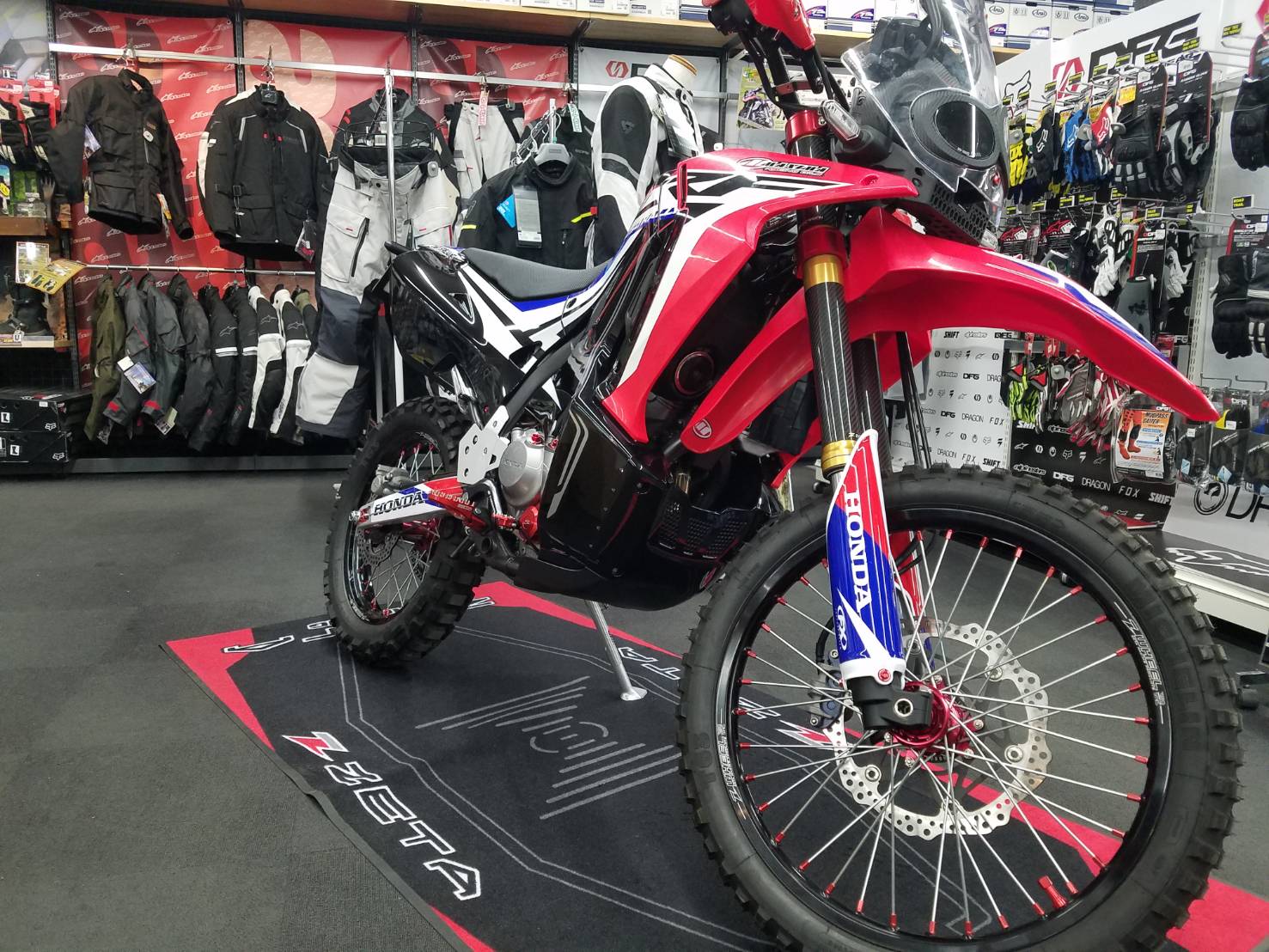 ライコランド埼玉店 ダートフリーク 様よりデモ車お借りしました Crf250ラリー です かっこいぃぃぃぃぃぃ カスタムパーツテンコ盛りです ぜひ店頭でチェックしてみてください ٩ W و T Co Vwojtdwkan Twitter