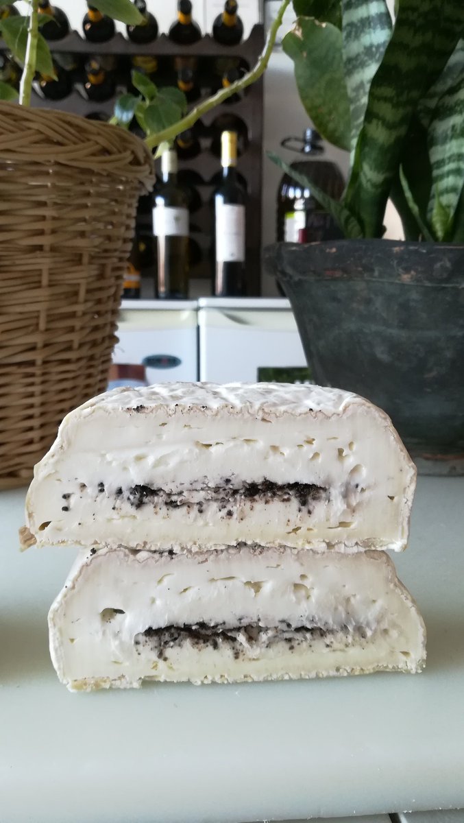 AlimentosdeMira's tweet photo. Evolución del #queso La Laguna cabra con #trufa. Tres maduraciones para adecuarse a tu gusto #BuenProvecho #cheeselover #quesoadicto #quesosartesanos #quesoespañoles #madrid https://t.co/gFBcxY4lFM