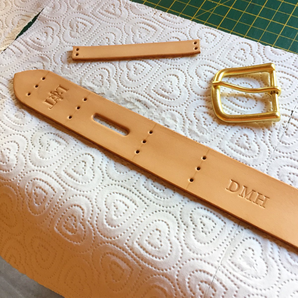 Leather_Thread's tweet photo. Embossed, oiled, edged and waxed. Once the waxes have dried this will be polished and stitched before the size is branded on the reverse and everything is given a final polish with a denim cloth. #handmade #leatherbelt #leathergoods #leathercraft #british #artisan #edc #giftideas https://t.co/aCxfaaqfi6