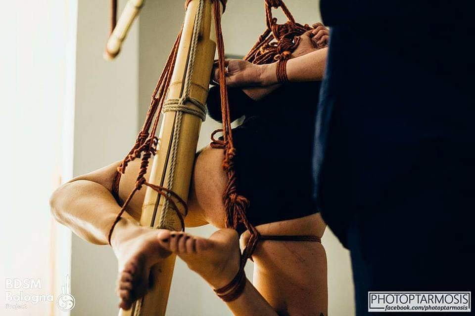 AndreaRopes's tweet photo. #throwback 2 years ago at #bolognaproject #peerrope in Bologna: first attempt of flying #hashira 😂
#shibari #kinbaku #japanese #rope #bondage #shibariart #kinbakuart #lovemyjob #anotherdayattheoffice #anotherdayatwork #riggerlife #andrearopes #ropebondage #shibaribondage https://t.co/GMUtAZAd2U