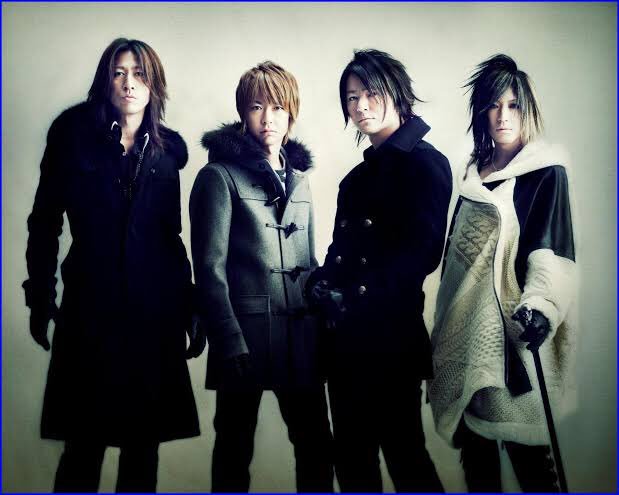 ゆきの Twitter પર 今でも聴いてる 18 歳のころはhyde Teru 清春の髪型真似してたなぁ 私服は常に全身黒で 一人魔女狩りナイトだった