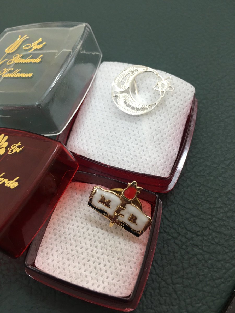 Kadırga Mesleki ve Teknik Anadolu Lisesi Kuyumculuk Bölümü öğretmenleri İlçe Milli Eğitim Müdürümüz Sn.Mucip KINA'yı ziyaret ettiler.Kuyumculuk bölümü üzerine keyifli bir sohbet gercekleştirdiler.