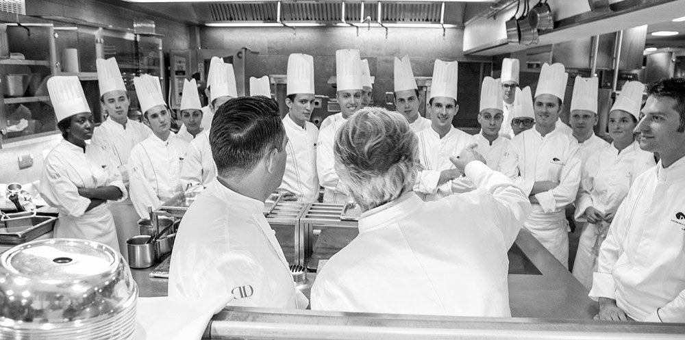 The exterior of this restaurant would be too much of a giveaway, so instead here’s a glance into the heart of the place, the kitchen - and a quick glimpse of the man himself! Can you tell #whoscookingdinner? #foodie #UKrestaurants #GuessTheChef #dining