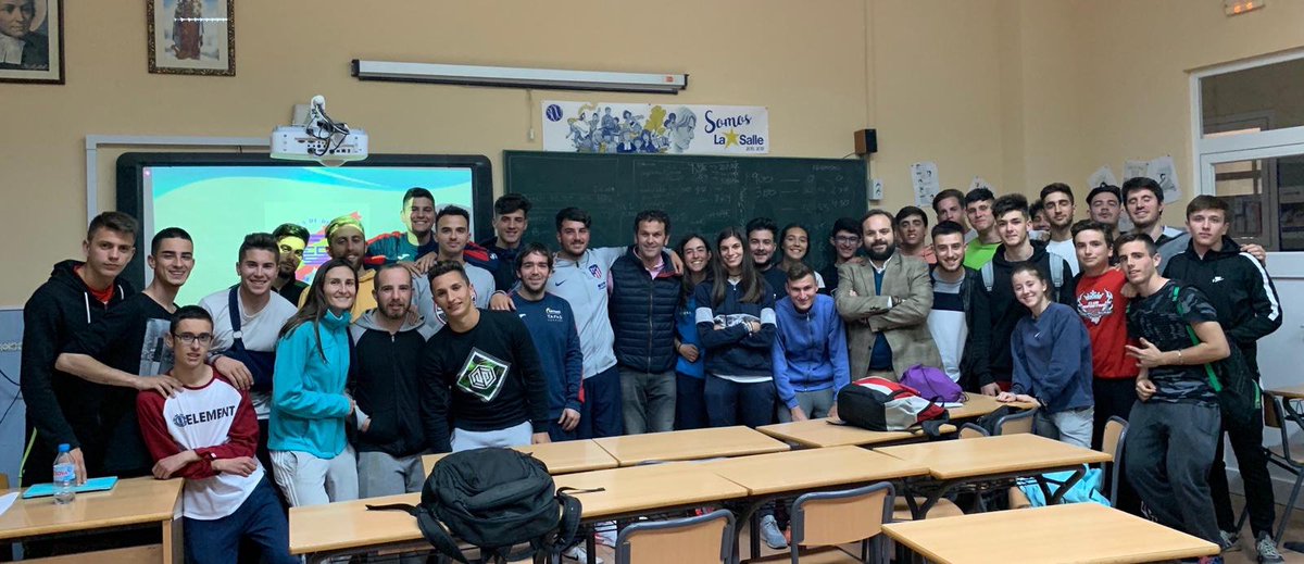CEI_Tartessos's tweet photo. El Presidente de la Federación Española de Deportes para sordos, D. Antonio de la Rosa, impartió una charla al primer curso del #GMTECO y del #GSTEAS, sobre su vida deportiva y los deportes para sordos. ¡Gracias por la visita!. #DeportesConDiscapacidad @centrostafad @centrosteco https://t.co/ztYjLrRKys