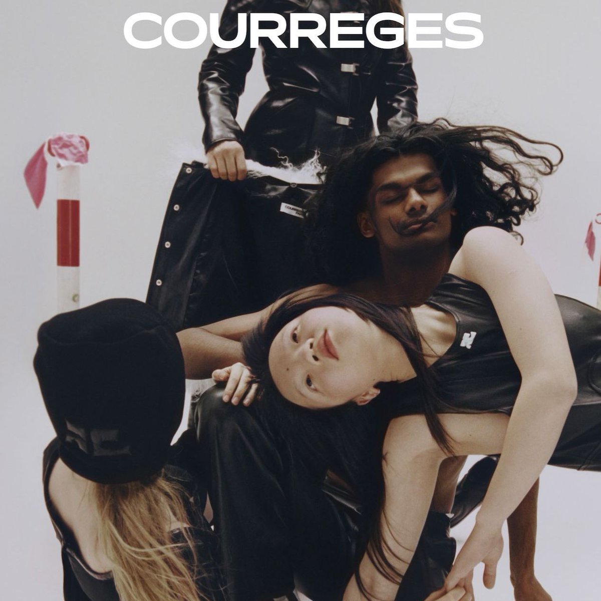 ELLEfrance's tweet photo. Fashion Week : suivez le défilé Courrèges en direct à 19h https://t.co/GLdEBg3hHx https://t.co/dftKEilbYX