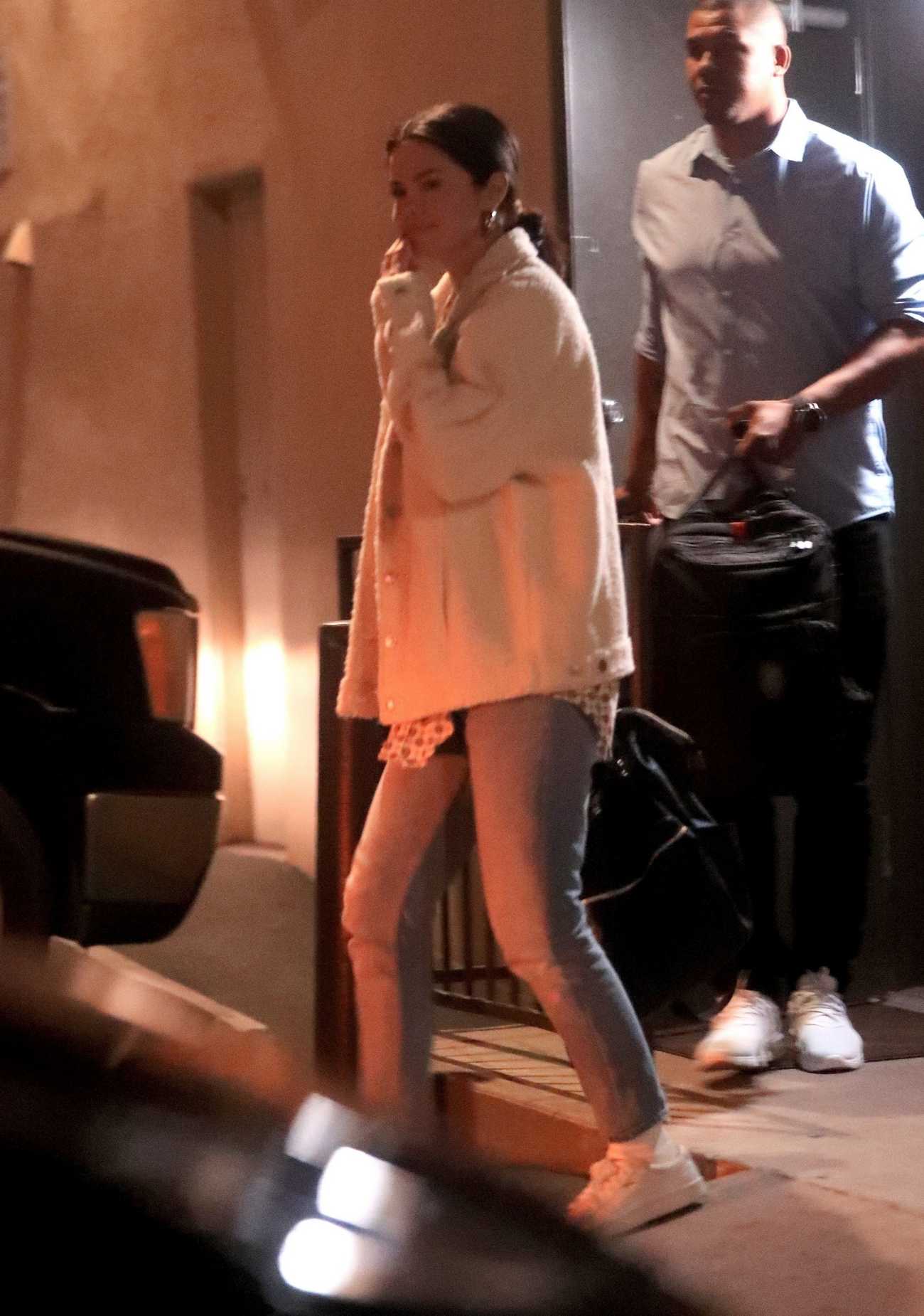 Selena Gomez Daily on Twitter: "Selena Gomez Exiting a music studio in