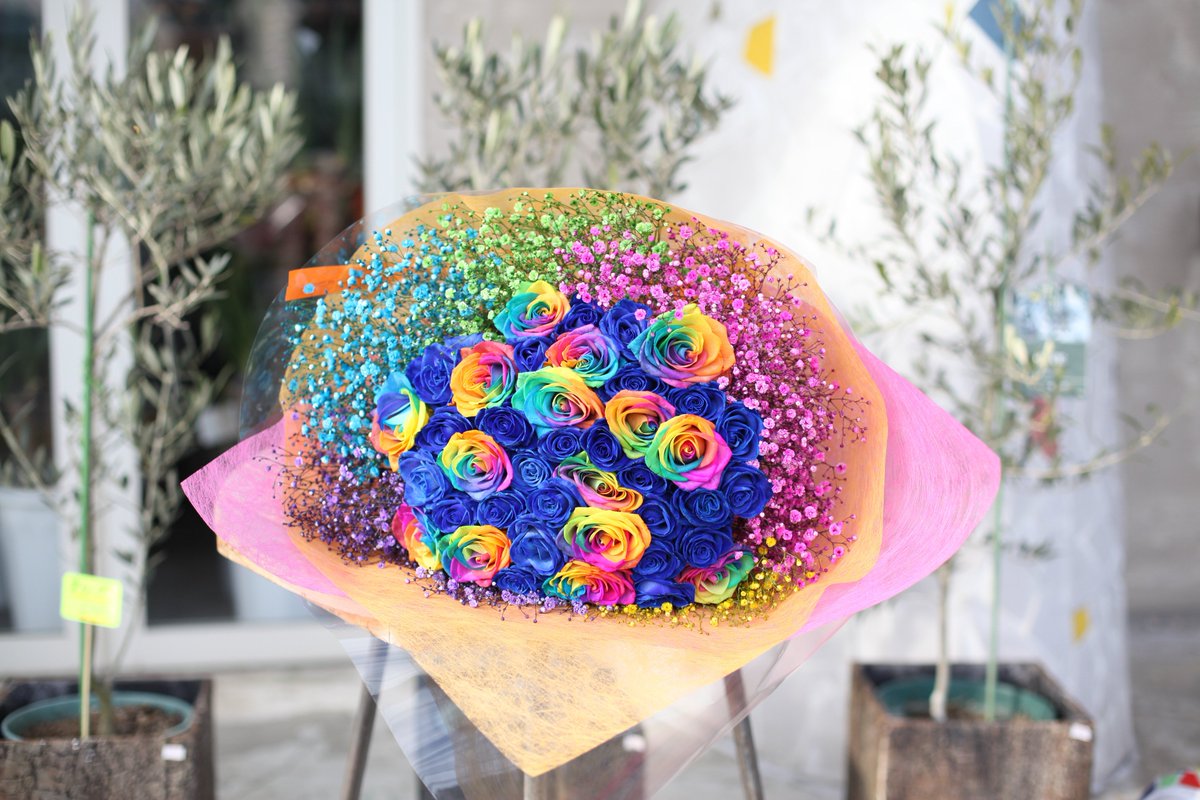 ローズショップ No Twitter ゴージャスなレインボーローズと青薔薇 そして注目のレインボーカスミソウの花束