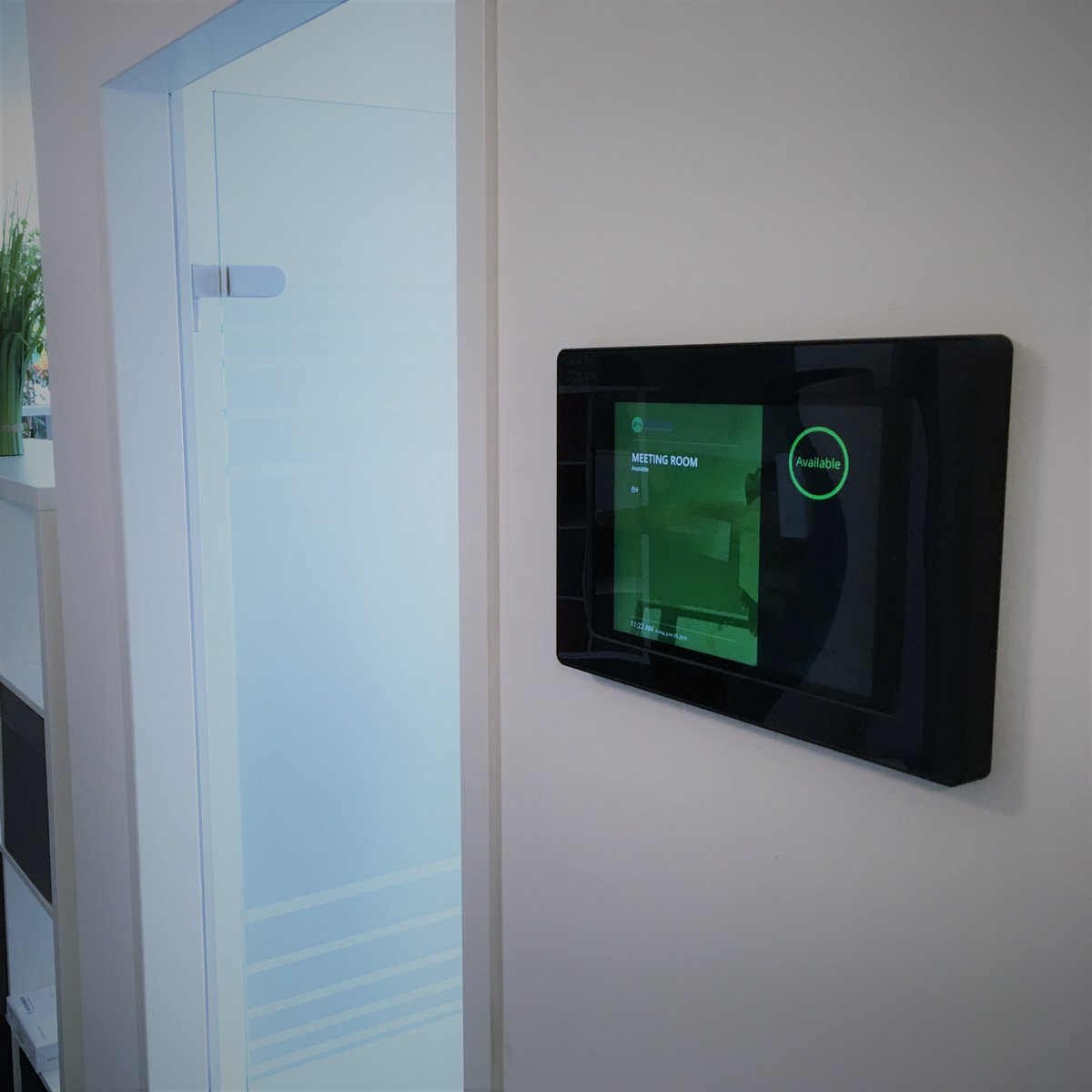 iRoom_at's tweet photo. Organize your #conference room with iRoom. No annoying disruptives at important meetings anymore. Place your @Apple @iPad in our motorized wall-mount with code-protection - the iDock and enjoy the #premium quality made of glass or aluminium. 
@iRoom_at #luxury #deluxe #business https://t.co/QvevoR4Rt5
