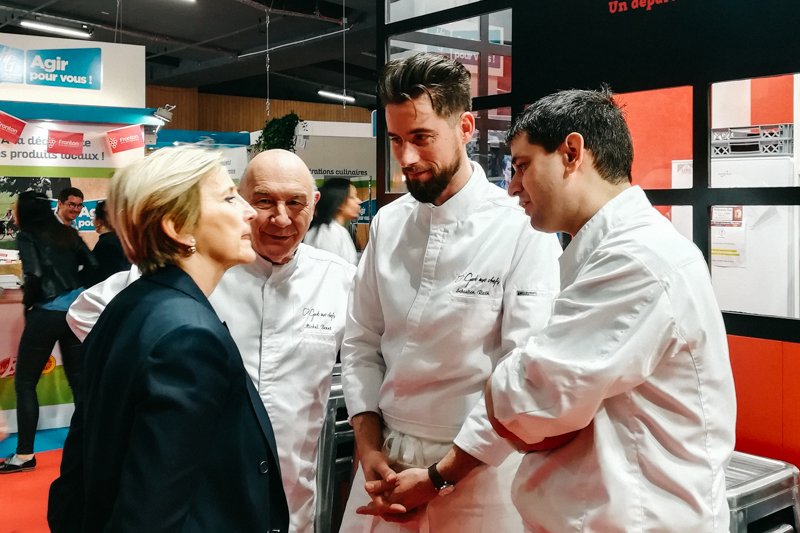 Gard's tweet photo. #SIA2019 🐂 | Croquez le #Gard ! Nos Chefs gradois sont présents sur notre stand #Bodegard ! Mme la Députée @fdumasdeputee est venue à leur rencontre aujourd'hui. https://t.co/jR0pOi9U57