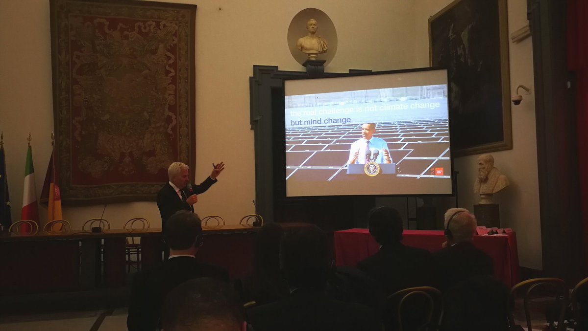 SapienzaSDME's tweet photo. Ora in Campidoglio, sala della Promototeca:

#ThomasRau presenta il suo ultimo libro "Material Matters". Parliamo di sostenibilità, cambiamenti climatici, durabilità dei prodotti e durabilità dei materiali.

#EconomiaCircolareinEdilizia @EdAmbiente @CentroMateria @rinnovabiliit https://t.co/k6o4nmesHf