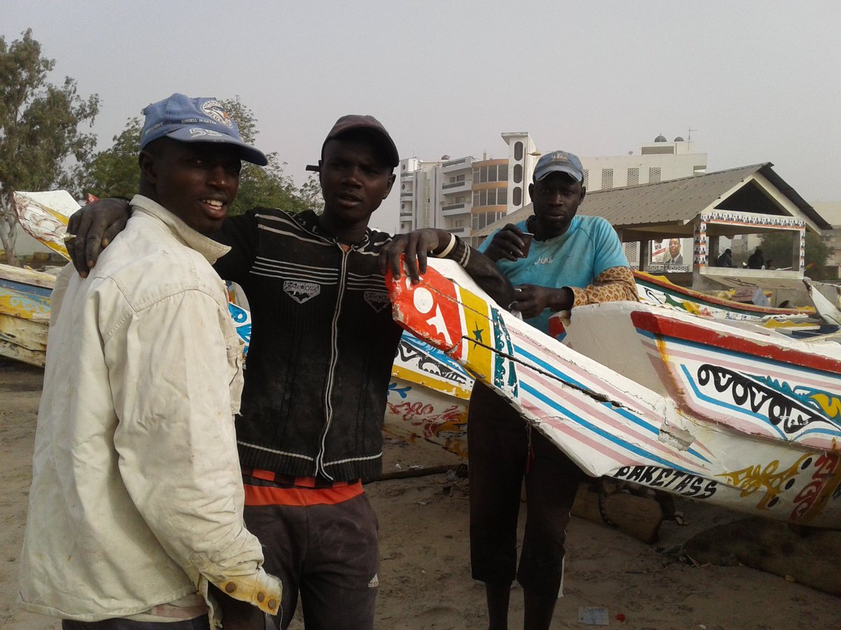 badeseck2015's tweet photo. #CESTI47: À Soumbedioune, les résultats de l'élection présidentielle alimentent le débat des pêcheurs avant le depart en mer. https://t.co/zetv25gAZH