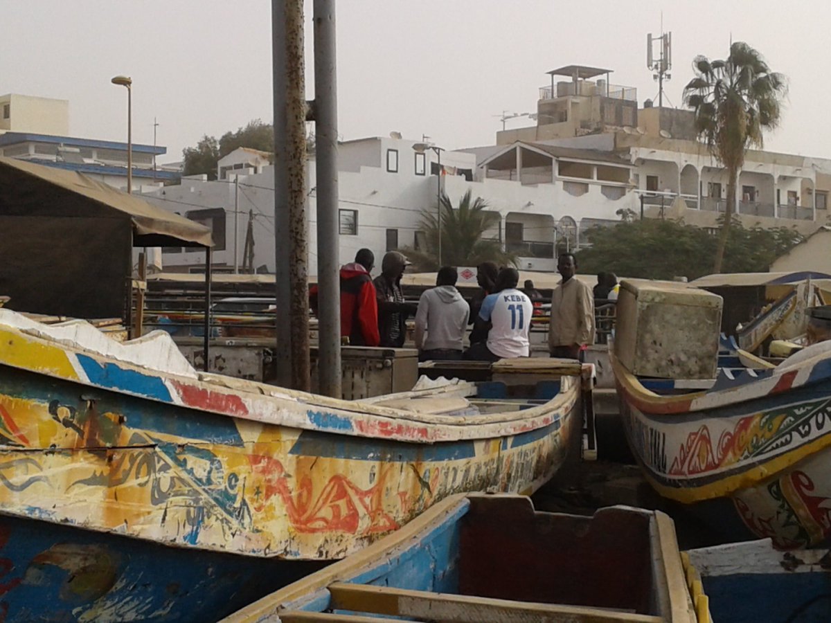 badeseck2015's tweet photo. #CESTI47: À Soumbedioune, les résultats de l'élection présidentielle alimentent le débat des pêcheurs avant le depart en mer. https://t.co/zetv25gAZH