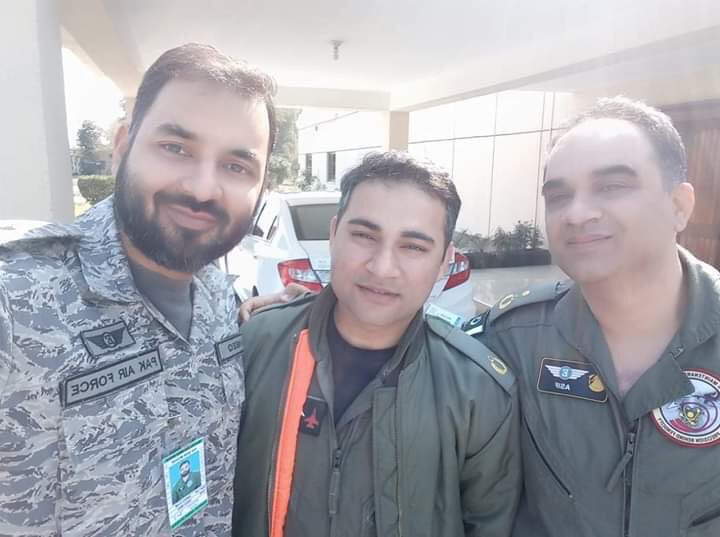 MustafaBaloch_'s tweet photo. The real hero Squadron Leader Hassan" (in center) who made us proud today. He shot down the Indian jet #PakWillRespond #PakistanZindabad 🇵🇰 https://t.co/WxbToCpecl