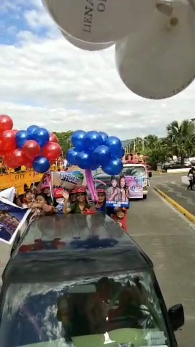 yancyseth01's tweet photo. kasama pala n mayora ang blue at red balloons ng sethlie layag talaga sa tagum ahahahha

#WelcomeHomeAngelie https://t.co/5ArFIoFbDL